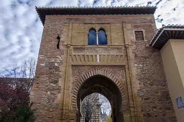 Granada 094 - La Alhambra - Puerta del Vino.jpg